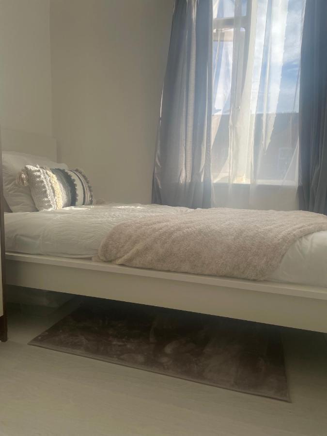 Home Sweet Home In Rg1 With Free Parking Reading Exterior photo